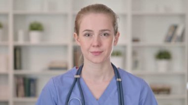 Gülümseyen Genç Bayan Doktor Kameraya Bakıyor 