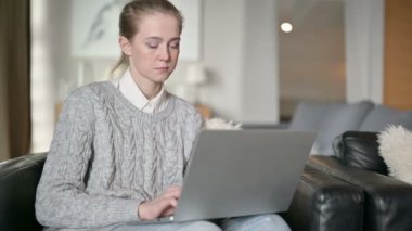 Laptop 'ta Evden Çalışan Profesyonel Genç Kadın 