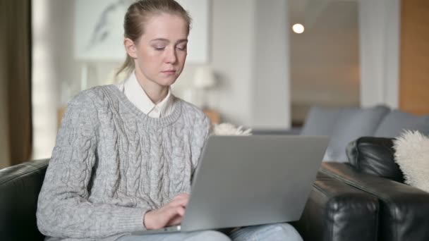 Mujer joven profesional que trabaja desde casa en el ordenador portátil — Vídeo de stock