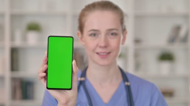 Giovane medico femminile che tiene Smartphone con schermo chiave cromato — Video Stock