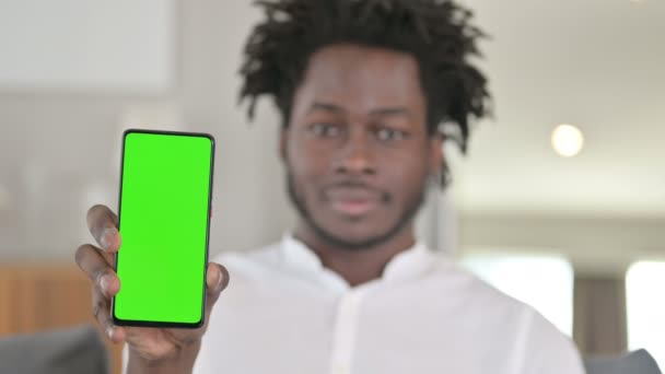 Retrato del hombre africano sosteniendo Smartphone con pantalla clave de croma — Vídeos de Stock