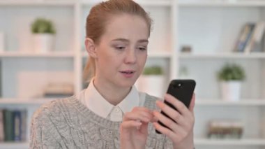 Smartphone 'da Başarıyı Kutlayan Genç Kadın Portresi
