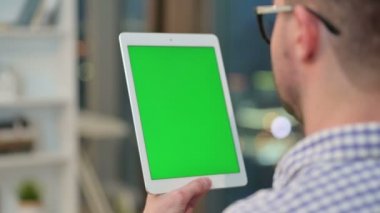 Genç adamın Chroma Anahtar Ekranı ile Tablet Kullanışının Arka Görünümü 