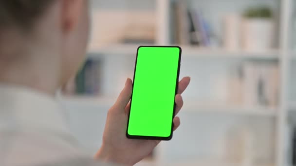 Visão traseira da mulher usando Smartphone com Chroma Key Screen — Vídeo de Stock