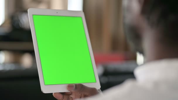 Vue arrière de l'homme africain en utilisant une tablette avec écran principal Chroma — Video