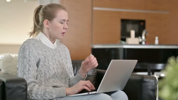 Giovane donna che lavora sul computer portatile e tosse a casa — Video Stock
