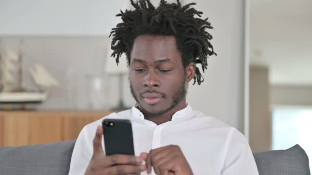 Retrato del hombre africano usando Smartphone — Vídeo de stock