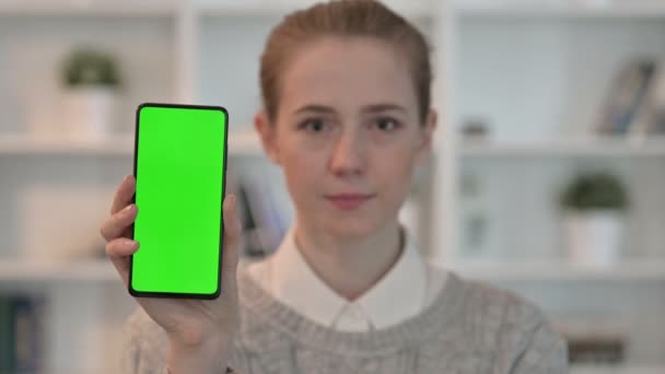 Πορτρέτο της νεαρής γυναίκας που δείχνει Smartphone με Chroma οθόνη κλειδί — Αρχείο Βίντεο