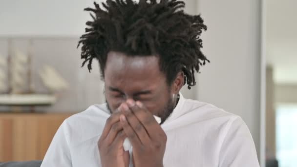 Портрет больного африканского человека, чихающего — стоковое видео