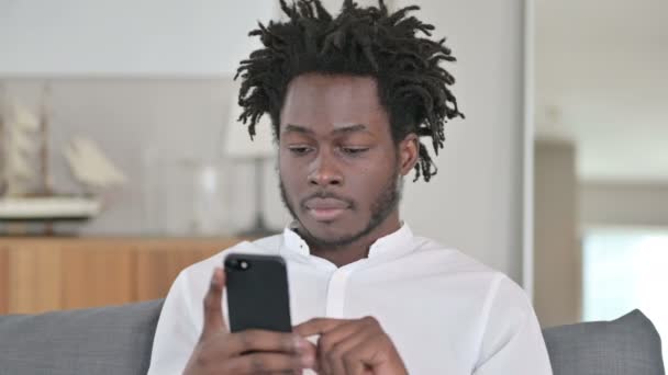 Porträt eines Afrikaners mit Erfolg auf dem Smartphone — Stockvideo