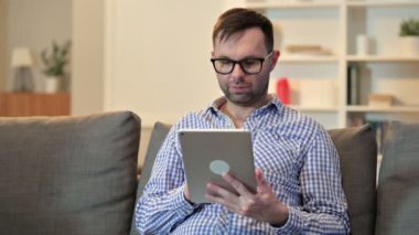 Evde Tablet 'te Başarıyı Kutlayan Genç Adam 