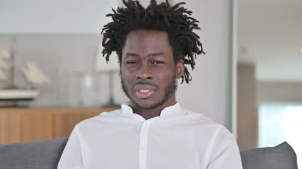 Porträtt av ung afrikansk man med tandvärk — Stockvideo