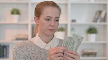 Odaklanmış Genç Kadın Portresi Dolar Sayıyor 