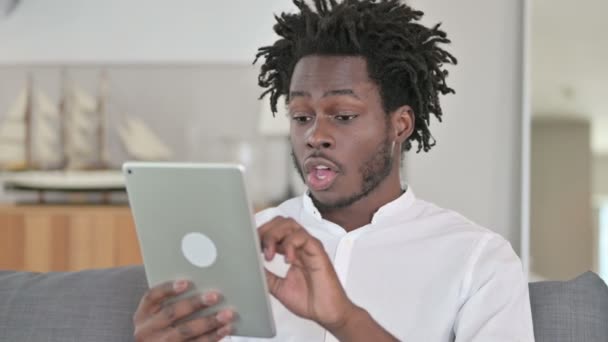 Portrait de l'homme africain ayant du succès sur tablette — Video