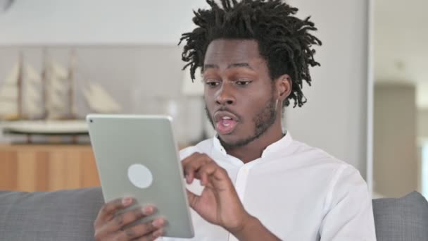 Retrato de homem africano tendo sucesso em Tablet — Vídeo de Stock