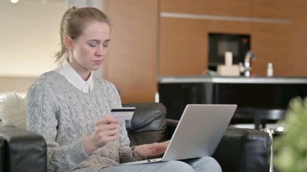 Giovane donna che effettua il pagamento online di successo sul computer portatile — Video Stock