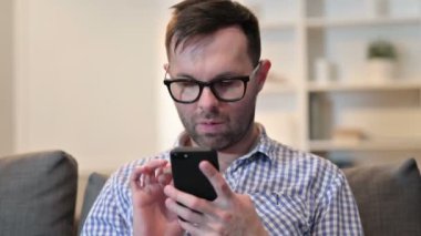 Smartphone 'da Başarıyı Kutlayan Genç Adam Portresi