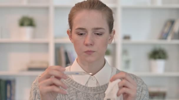 Портрет больной молодой женщины, проверяющей температуру с помощью термометра — стоковое видео