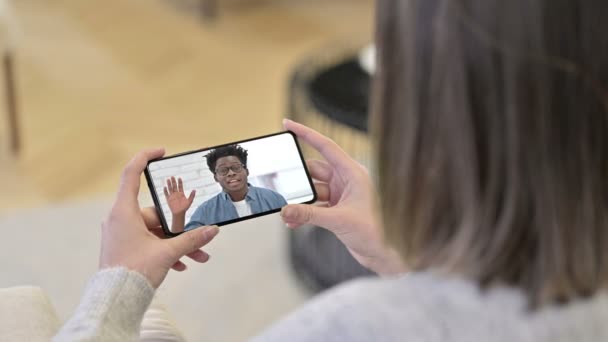 Talking Young African Man in Smartphone, Video Chatting — Stock Video