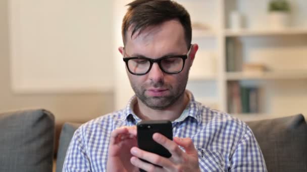 Akıllı telefon kullanan Çekici Genç Adam Portresi — Stok video