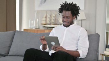 Genç Afrikalı Adam Evde Dijital Tablet Kullanıyor 