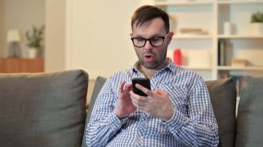 Yong Man akıllı telefondan başarıyı kutluyor.