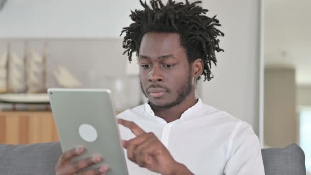 Portret van vrolijke Afrikaanse man met behulp van Tablet — Stockvideo