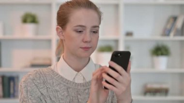 Akıllı telefon kullanan Çekici Genç Kadın Portresi 