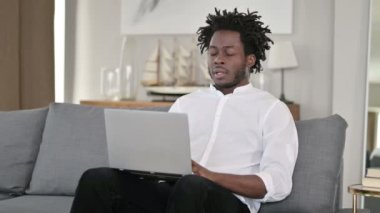 Yorgun Afrikalı Adam evinde baş ağrısı çekiyor 