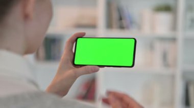 Kroma Anahtar Ekranı ile Smartphone 'da Online Toplantı Yapan Kadının Arka Görünümü 