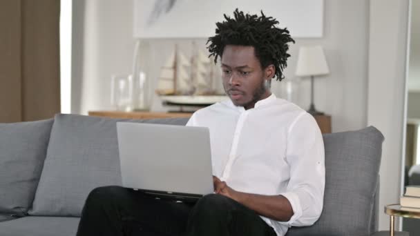 Afrikansk man med Laptop feeing chockad hemma — Stockvideo