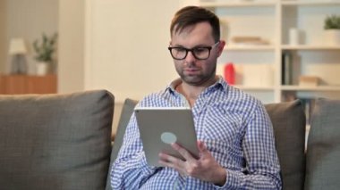 Evde Çekici Genç Adam 'ın Dijital Tablet kullanımı 