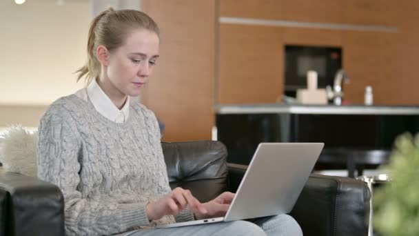 Giovane donna che celebra il successo sul computer portatile a casa — Video Stock