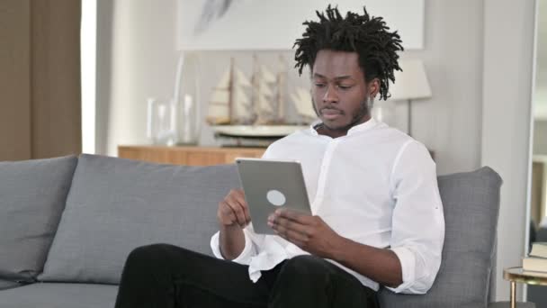 Siker, Afrikai Man ünneplés Tablet otthon — Stock videók