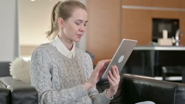 Sorridente giovane donna utilizzando tablet a casa — Video Stock