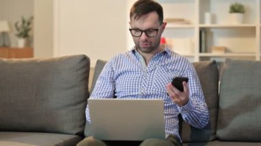 Akıllı telefon kullanan Laptop 'lu Çekici Adam 