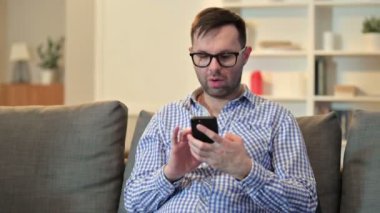 Genç Adam 'ın evde akıllı telefondan kaybetmesine üzüldü.