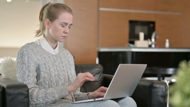 Giovane donna con dolore al collo che lavora sul computer portatile a casa — Video Stock