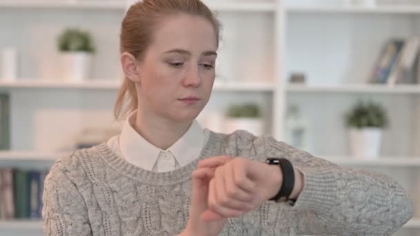 Porträtt av vacker ung kvinna med Smart Watch — Stockvideo