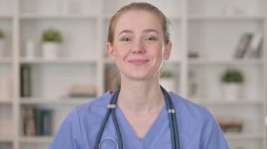 Gülümseyen Genç Bayan Doktor Videoda Konuşuyor 