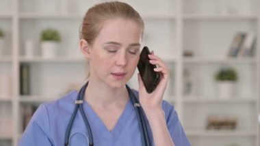 Profesyonel Genç Kadın Doktor Akıllı Telefonla Konuşuyor 