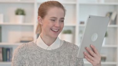 Tablet 'te Video Sohbeti Yapan Genç Kadın Portresi