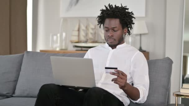 Perda de pagamento on-line no laptop por homem africano em casa — Vídeo de Stock