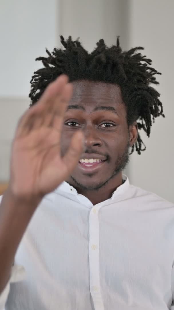 Porträt eines Afrikaners beim Videochat — Stockvideo