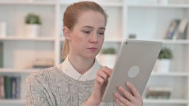 Tablet kullanan Çekici Genç Kadın Portresi