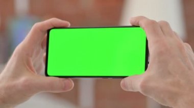 Yaşlı Adam El Tutuşu Akıllı Telefon Krom Anahtar Ekranlı Yatay 