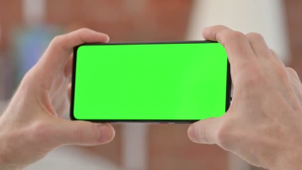 Vieil homme main tenant Smartphone horizontal avec écran Chroma Key — Video