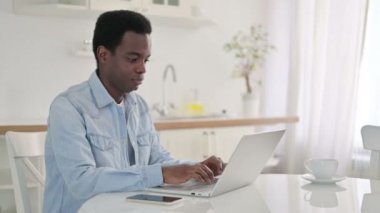 Dizüstü bilgisayarlı Afrikalı Pozitif Adam Başparmağını kaldırdı