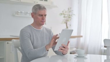 Memlekette Tablet kullanan neşeli yaşlı adam. 