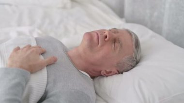 Huzurlu Yaşlı Adam Yatakta Uyuyor 